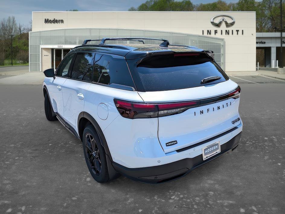 New 2027 2T RAD WHT INFINITI SPORT image 6