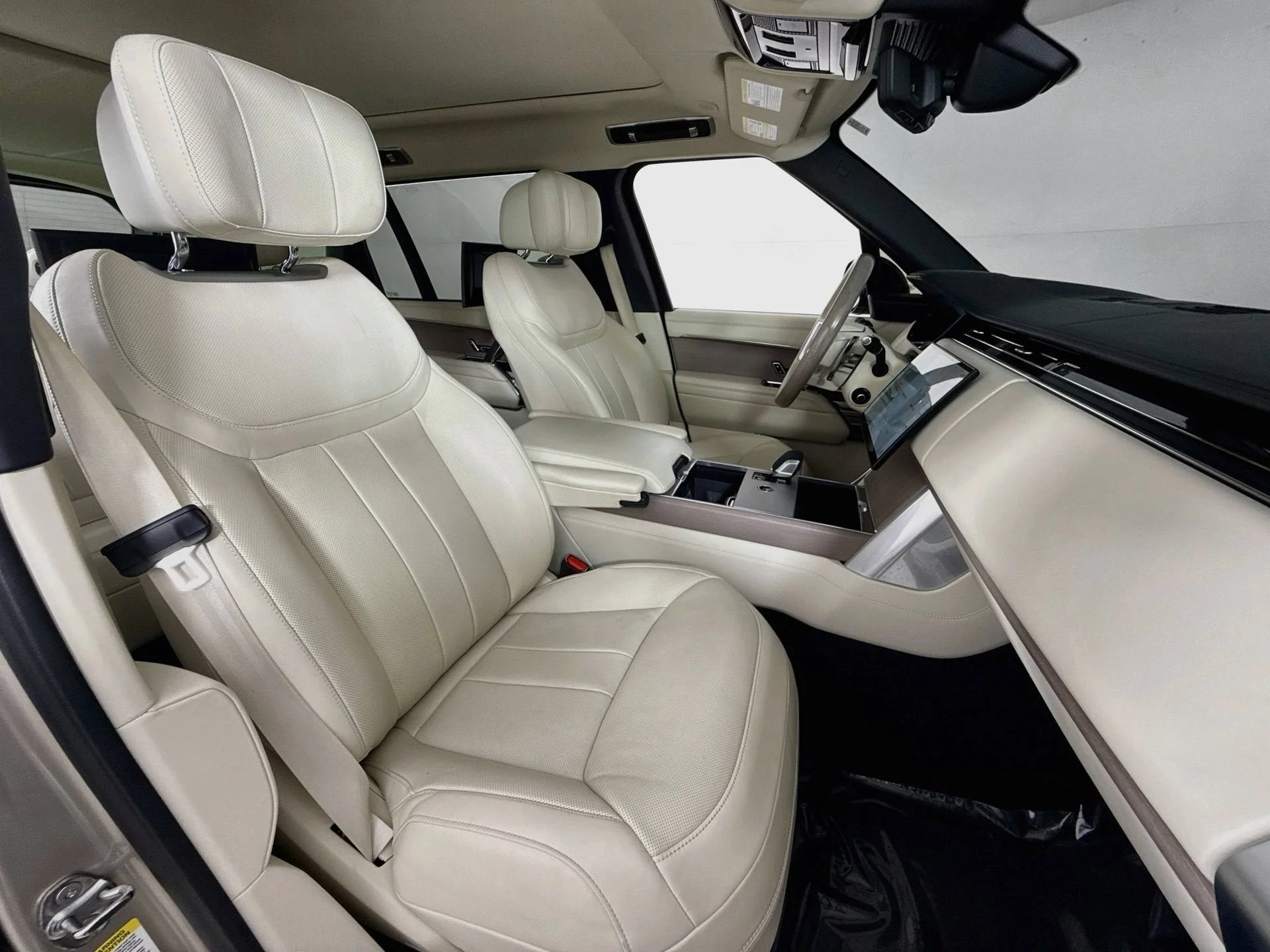 Used 2024 Batumi Gold Premium Metallic Land Rover Autobiography image 23