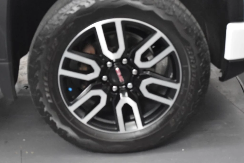 Used 2025 White GMC AT4 image 31