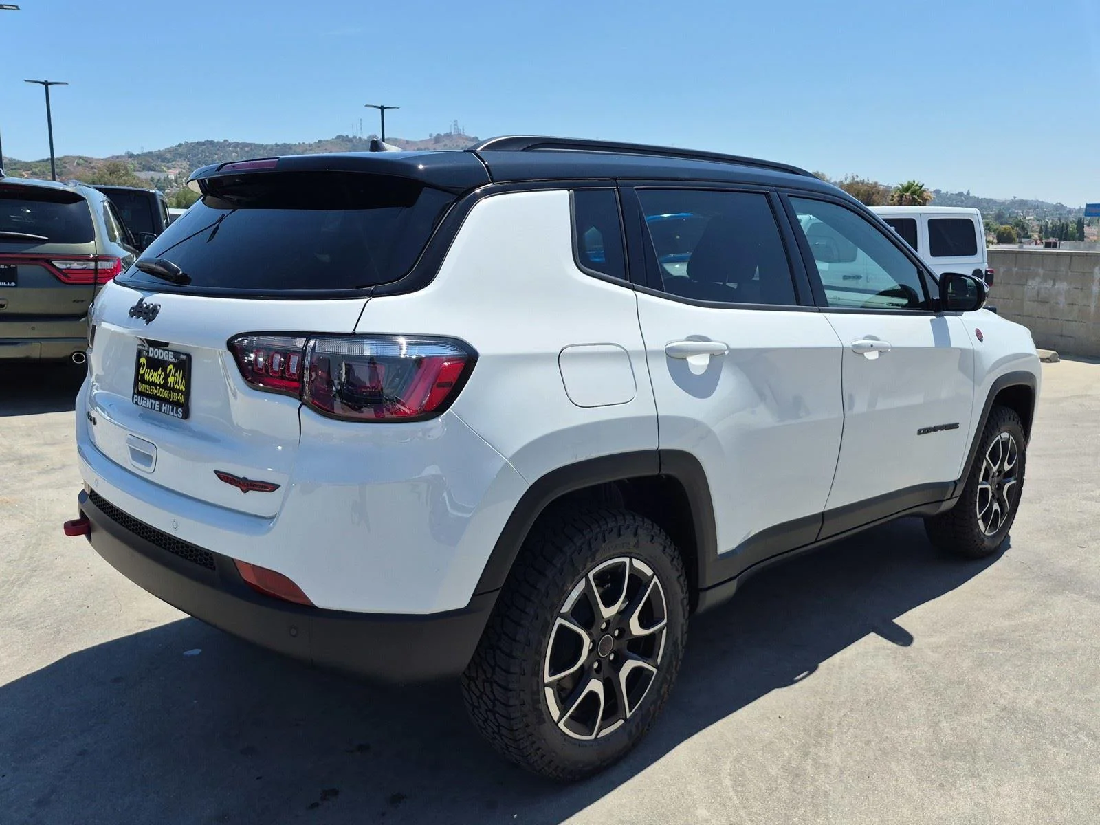 New 2026 Bright White Clear-Coat Exterior Paint Jeep Trailhawk image 6