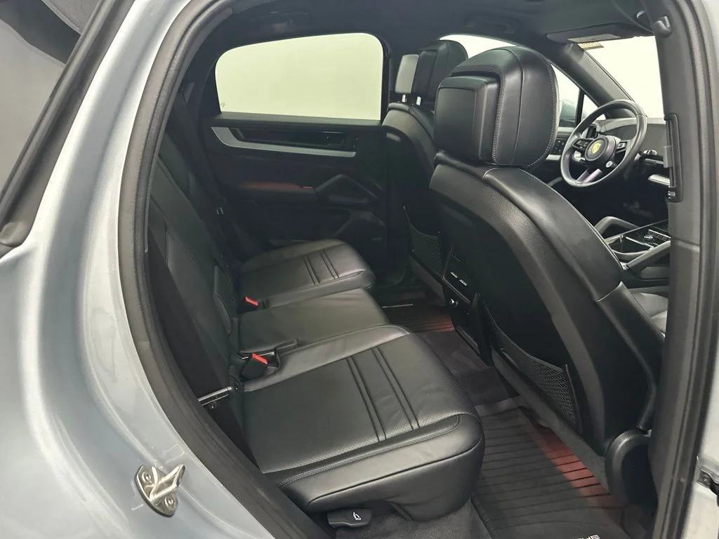 Used 2024  Porsche Base image 25