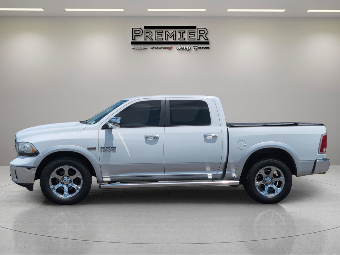 Used 2015 Bright White Clearcoat Ram Laramie image 11
