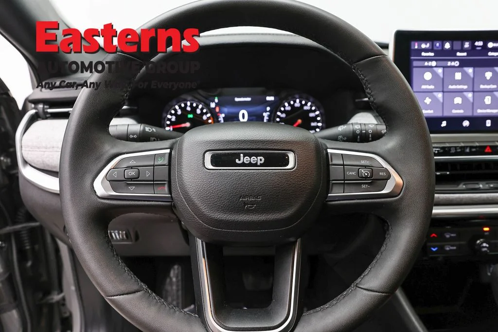 Used 2023 Gray Jeep Latitude Lux image 10