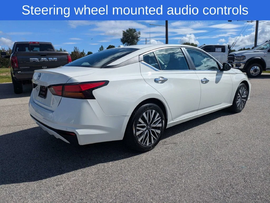 Used 2025 White Nissan 2.5 SV image 4