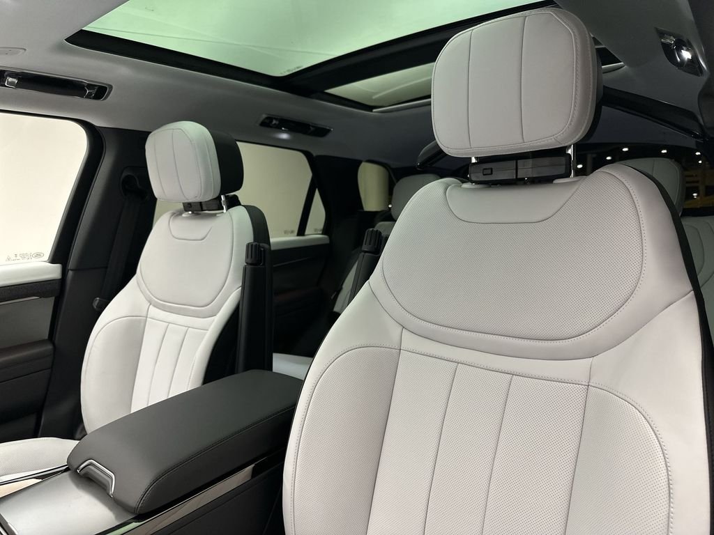 Used 2024  Land Rover Dynamic SE image 15