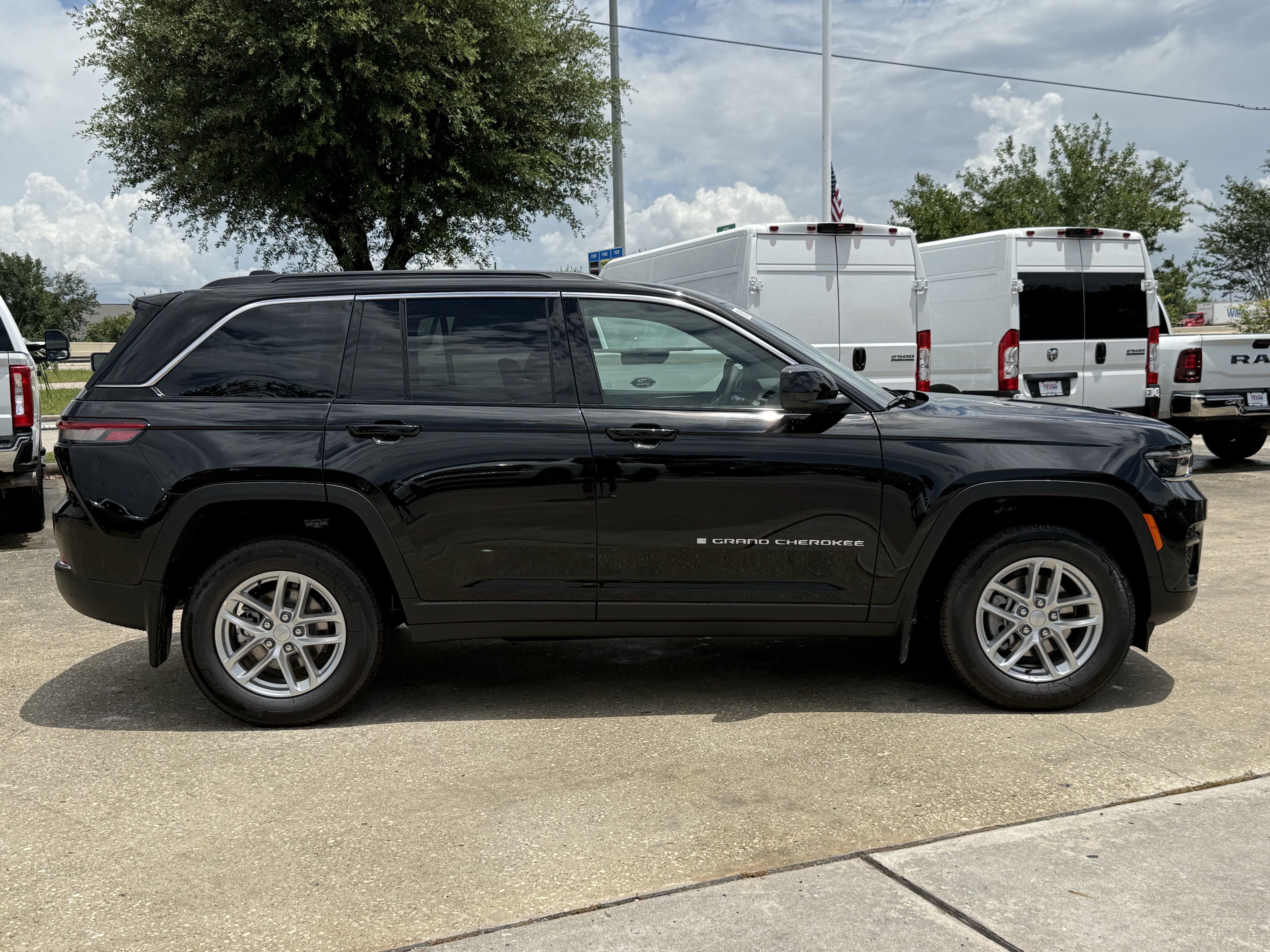 New 2026 Diamond Black Crystal Pearl-Coat Exterior Paint Jeep Laredo image 3