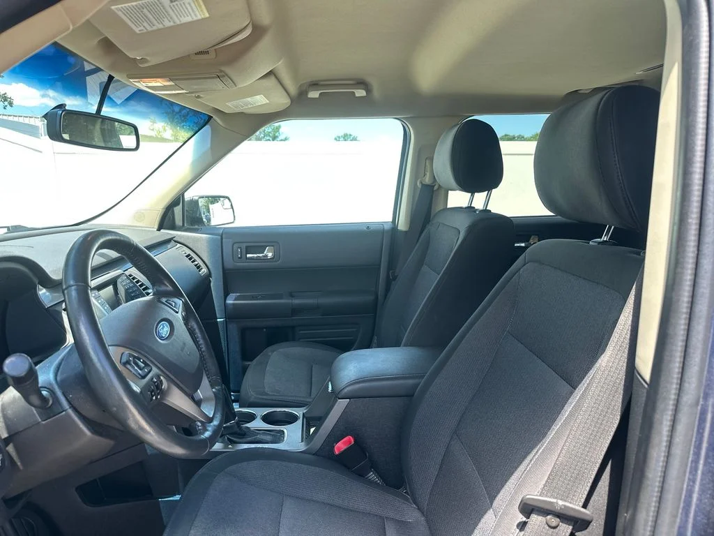 Used 2019 Blue Metallic Ford SE image 9