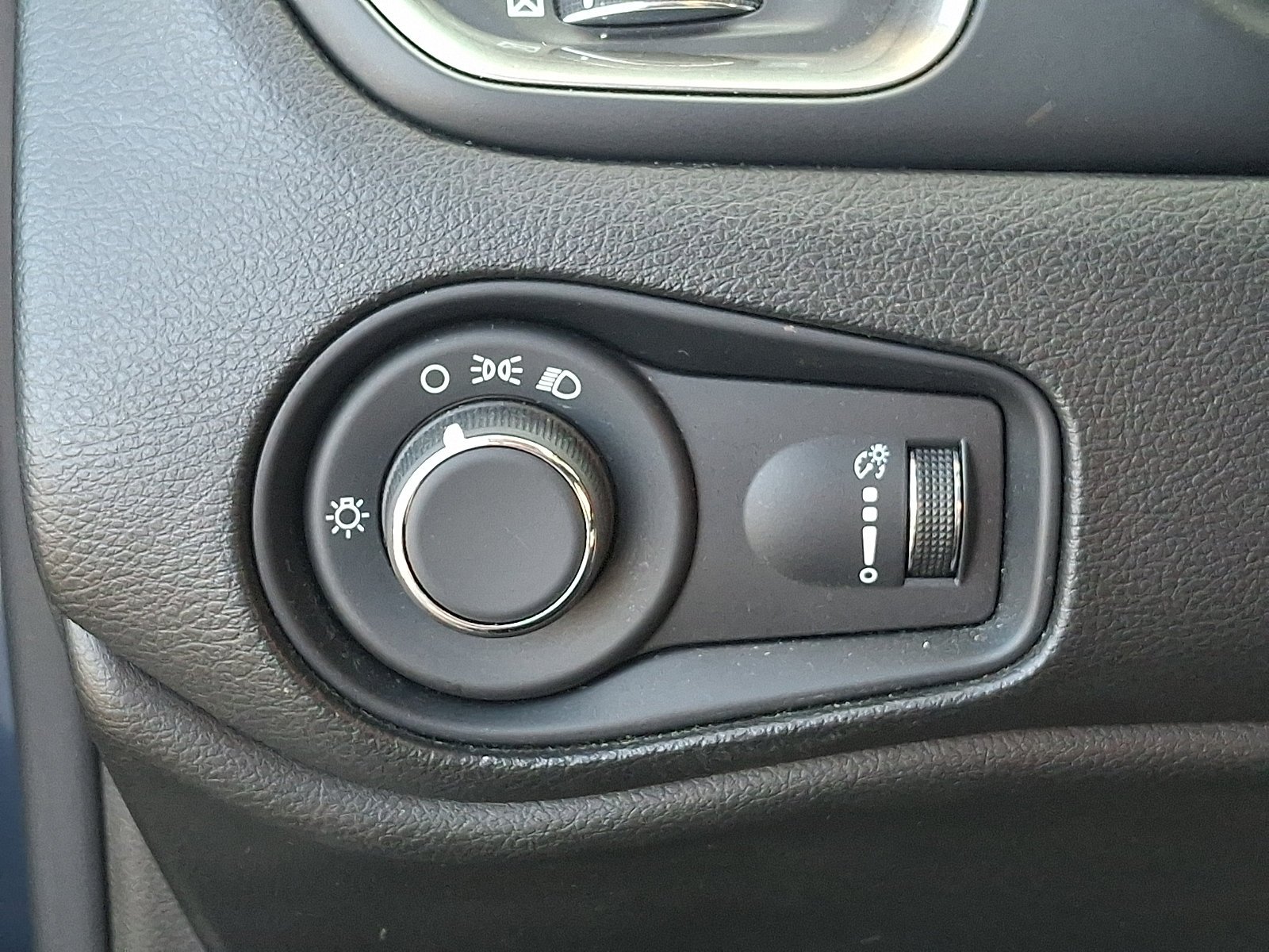 Used 2023 Slate Blue Pearlcoat Jeep Latitude image 24