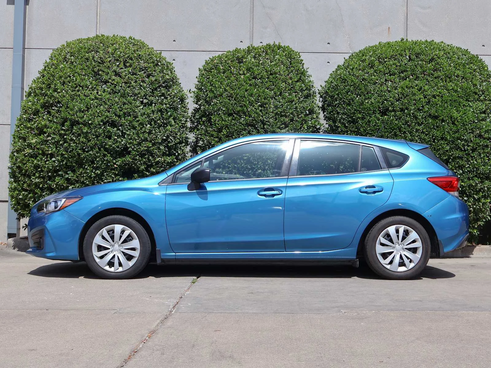 Used 2017 Island Blue Pearl Subaru  image 5
