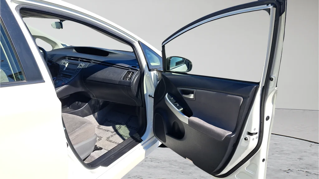 Used 2015 White Toyota Three image 15