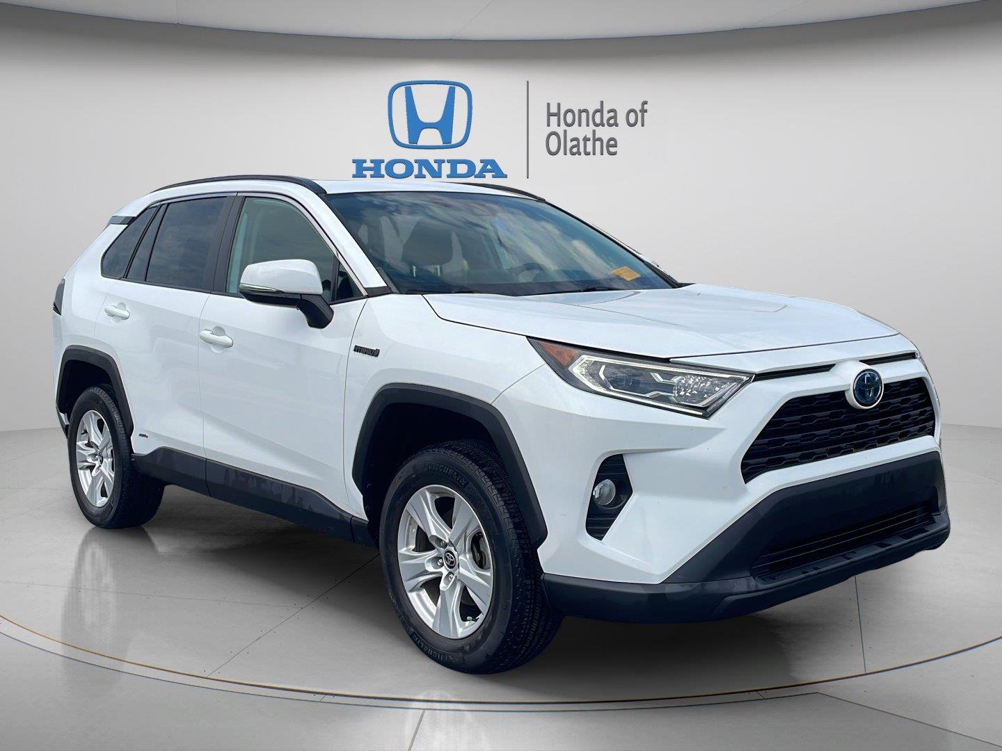Used 2021 Super White Toyota Hybrid XLE image 1
