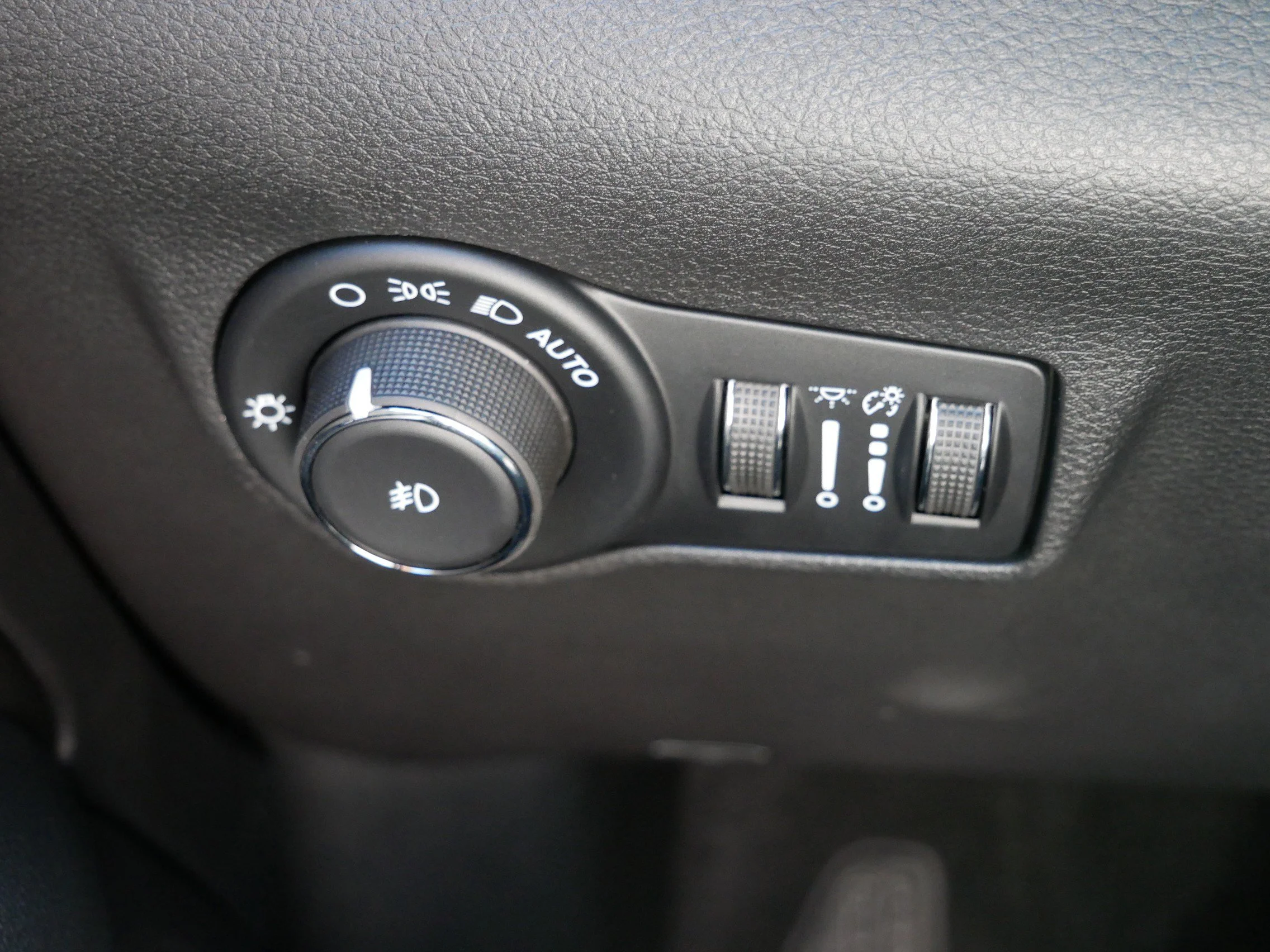 New 2026 Red Hot Pearlcoat Jeep Latitude Altitude image 18