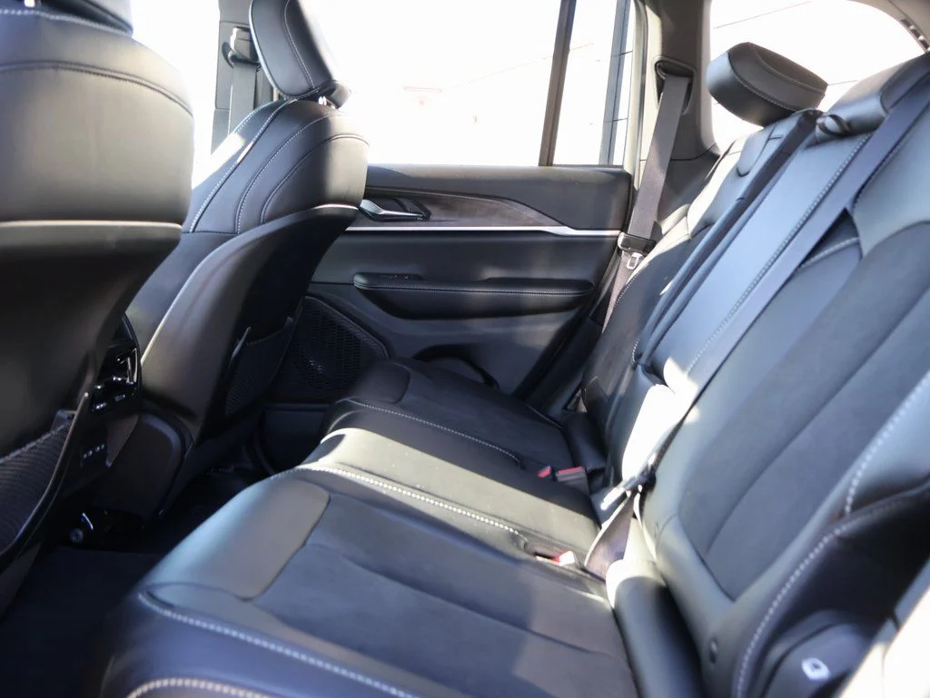 New 2026 Silver Zynith Exterior Paint Jeep Altitude image 18