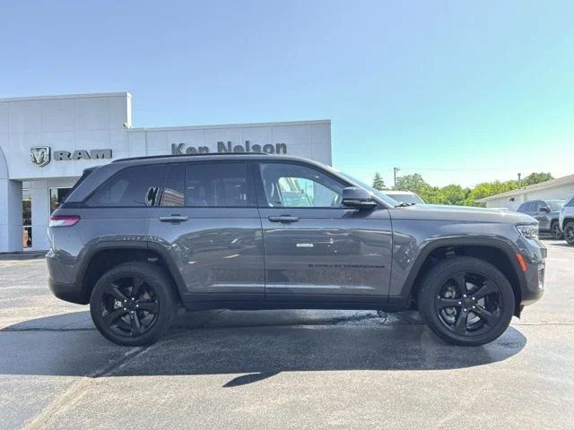 Used 2022 Gray Jeep Altitude image 13