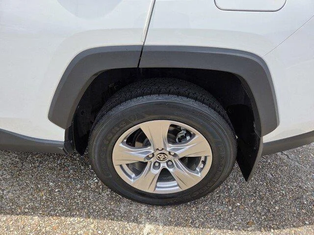 Used 2022 White Toyota XLE image 26