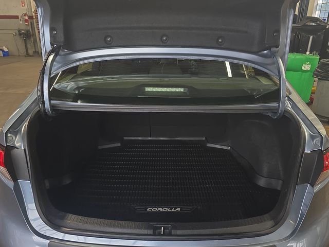Used 2020  Toyota SE image 12