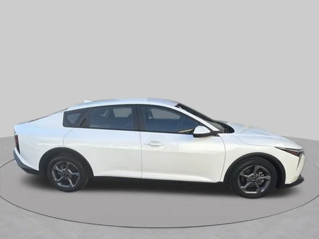 Used 2025 White Kia LXS image 2