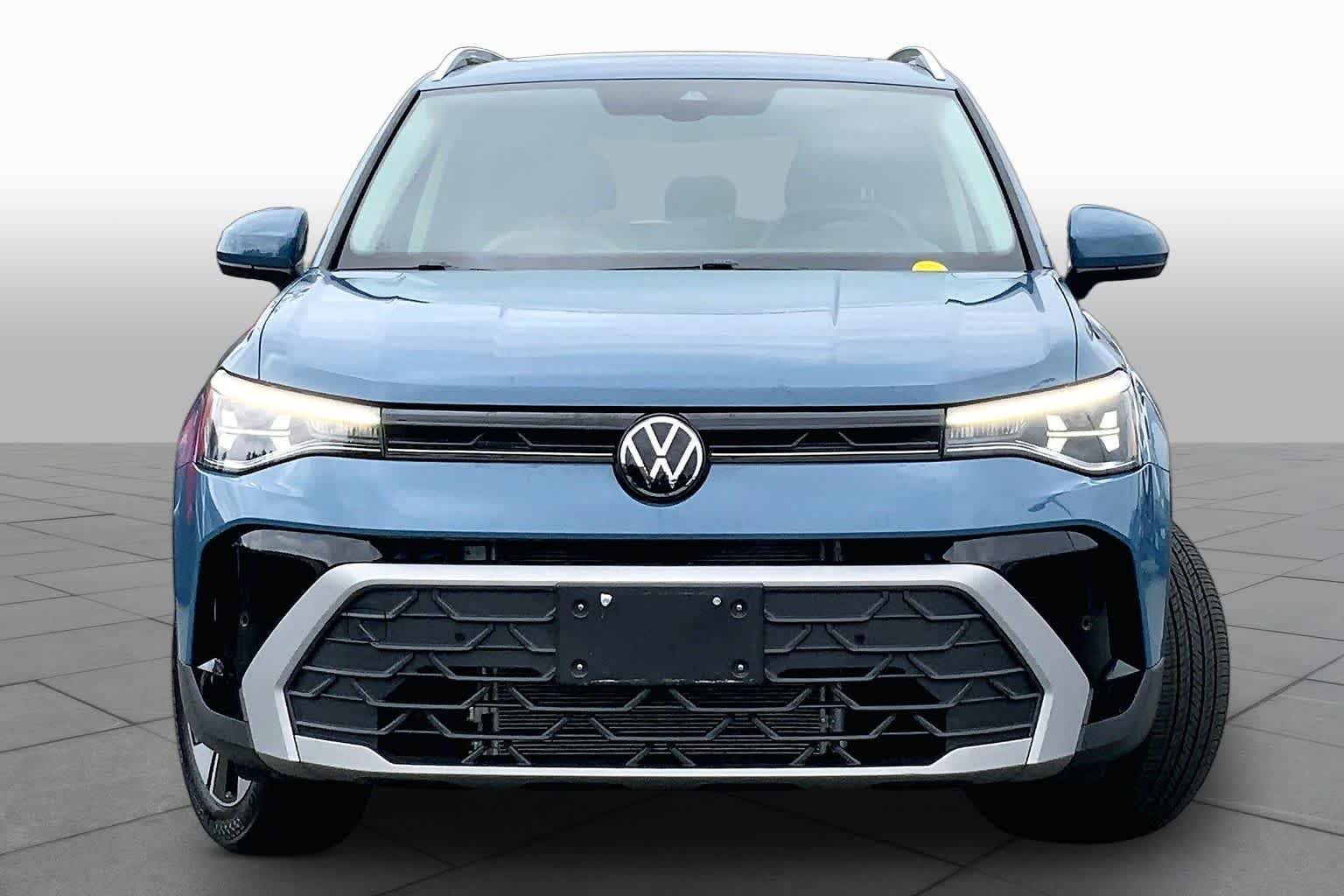 Used 2025 Monterey Blue Pearl Volkswagen SE image 4