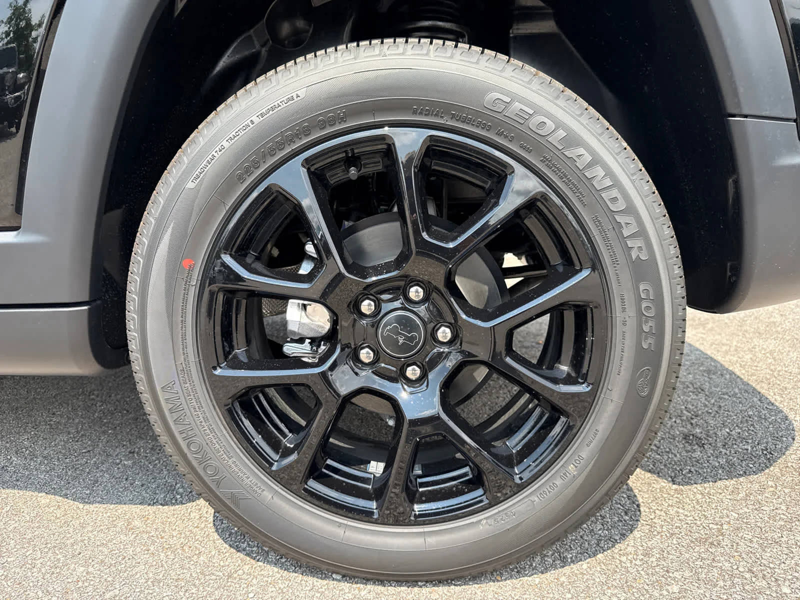 New 2026 Diamond Black Crystal Pearl-Coat Exterior Paint Jeep Latitude image 30