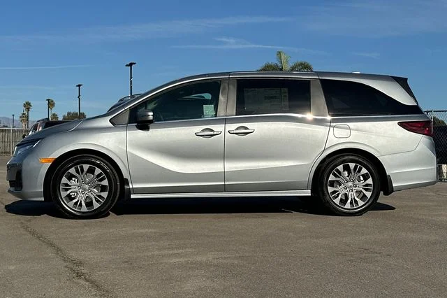 New 2026 Solar Silver Metallic Honda Touring image 7