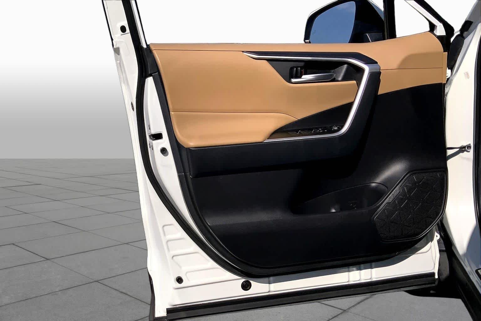 Used 2024 Ice Cap Toyota XLE image 21