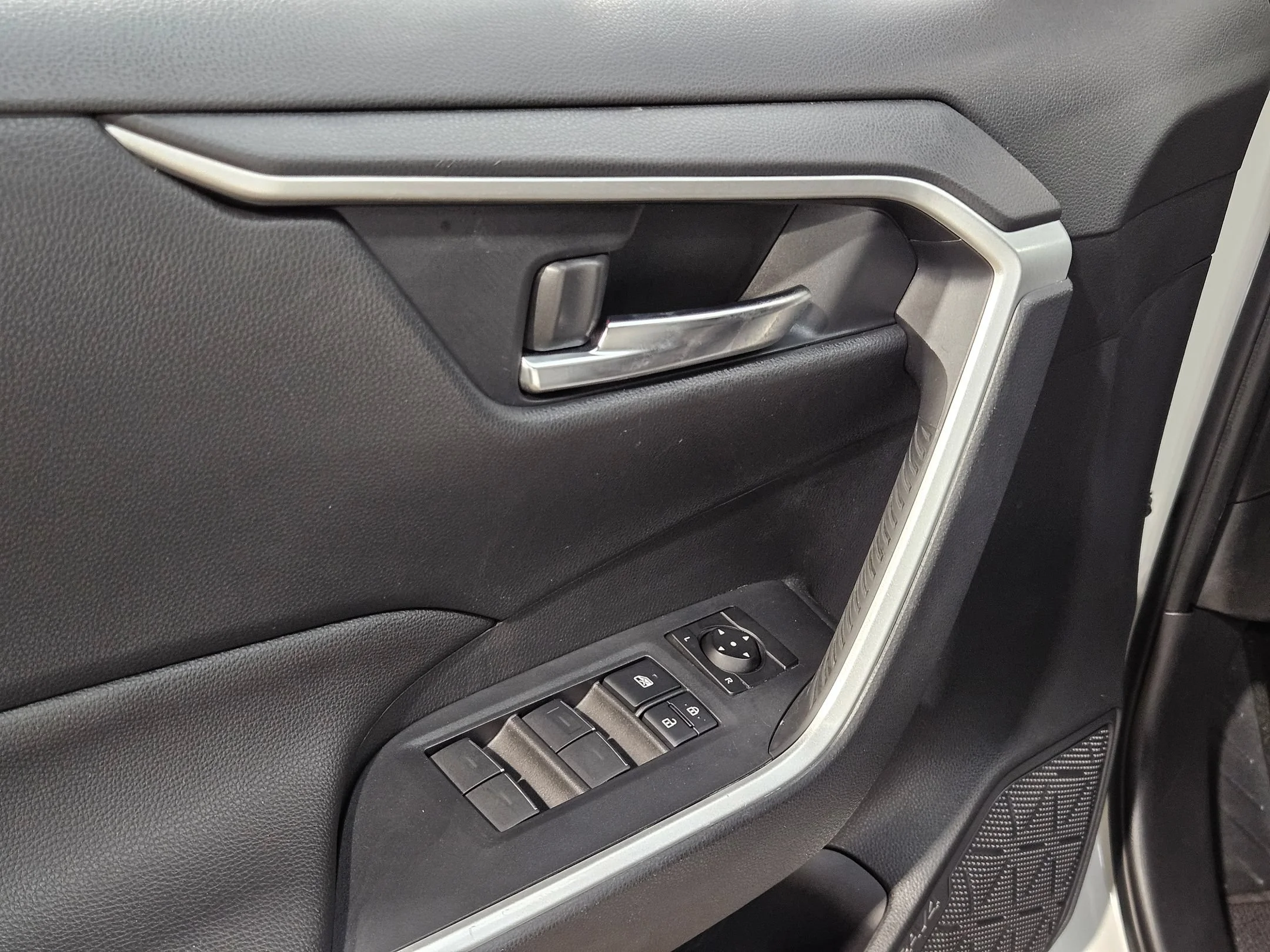 Used 2024 Wind Chill Pearl Toyota Hybrid XLE Premium image 21