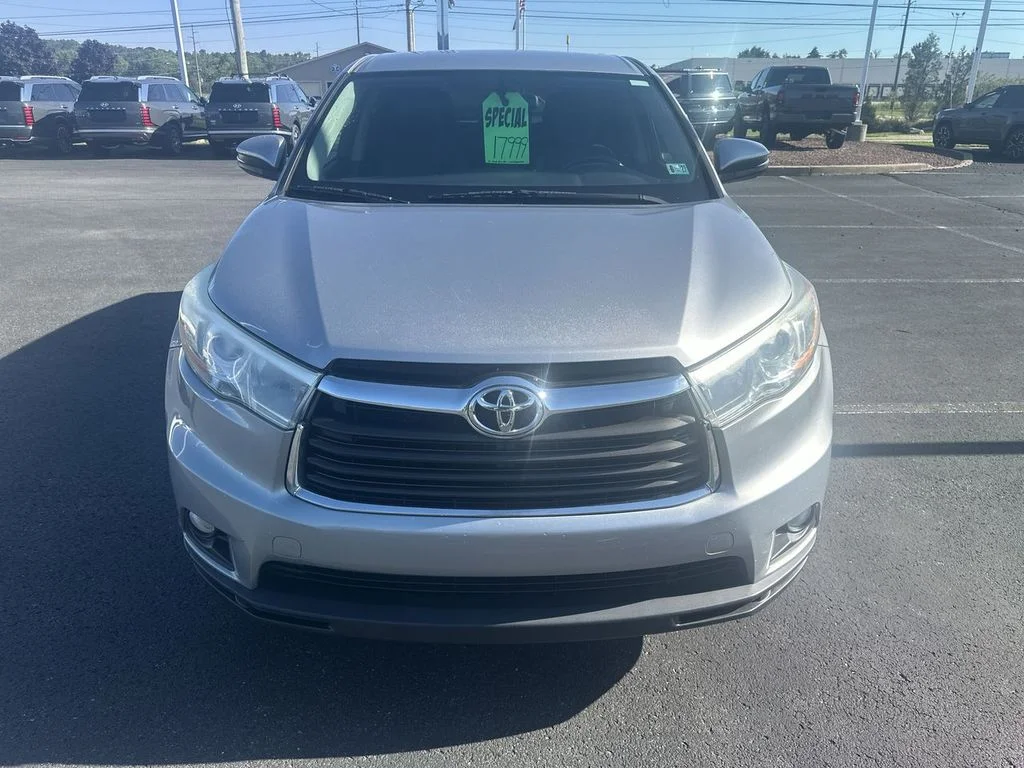 Used 2016 Silver Toyota LE V6 image 3