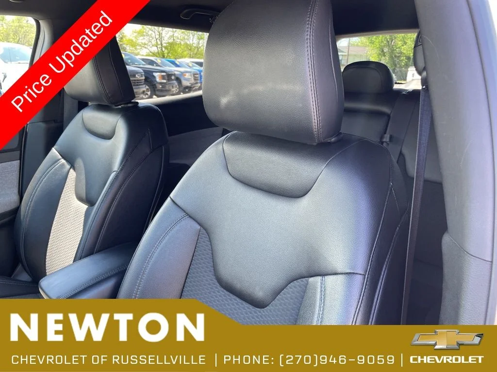 Used 2025 Bright White Clearcoat Jeep Latitude image 7