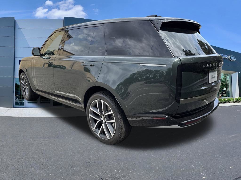 New 2027 Belgravia Green Land Rover SE image 7