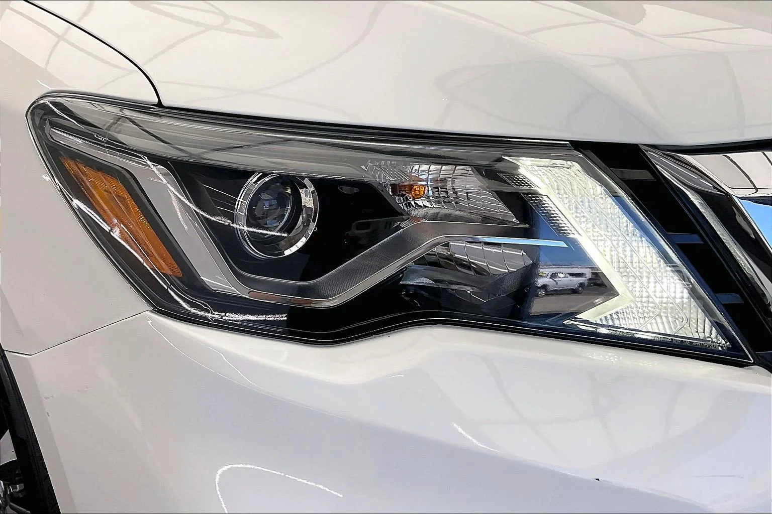 Used 2020 Glacier White Nissan SL image 29