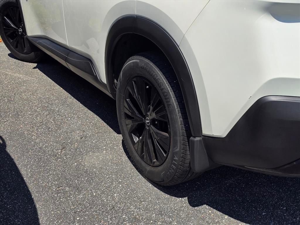 Used 2023 White Nissan SV image 18