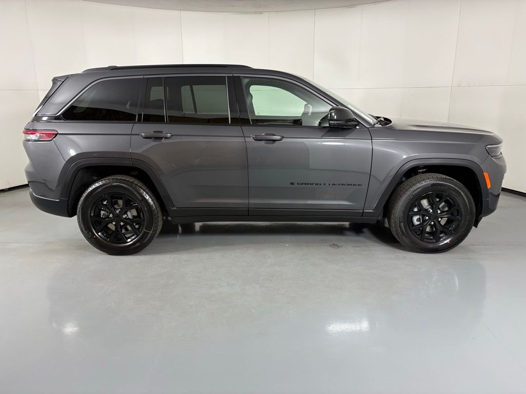 New 2026 Baltic Gray Metallic Clear-Coat Exterior Paint Jeep Altitude image 9