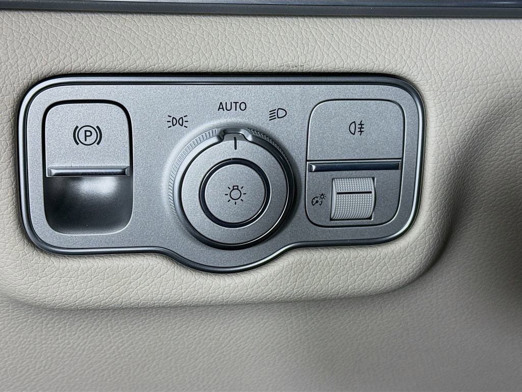 New 2026 MANUFAKTUR Moonlight White Metallic Mercedes-Benz GLS 580 image 45