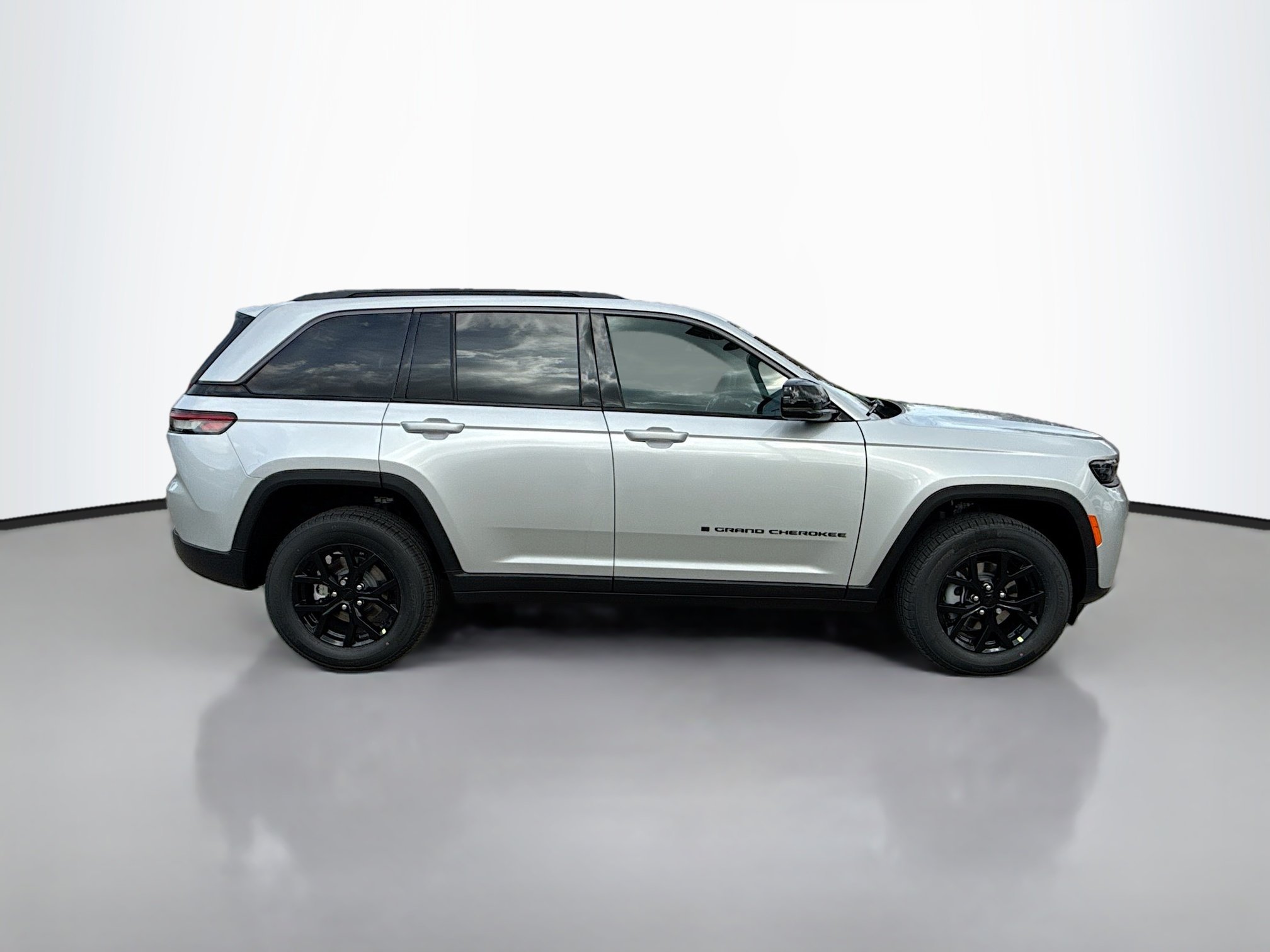 New 2026 Silver Zynith Exterior Paint Jeep Laredo Altitude image 3