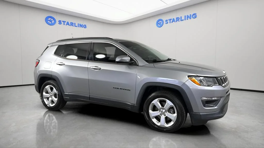 Used 2020 Silver Jeep Latitude FWD image 12