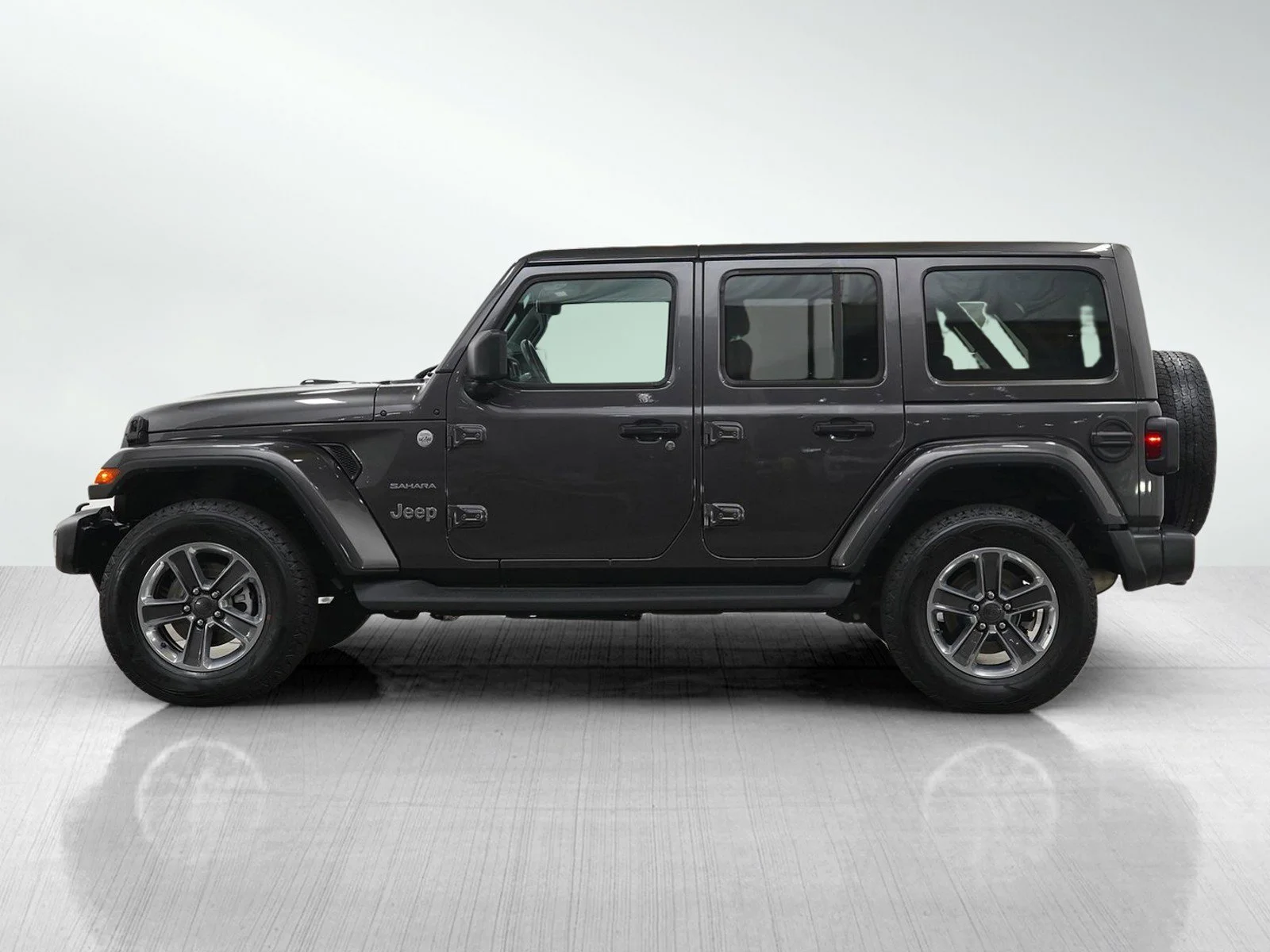Used 2022 Granite Crystal Metallic Clearcoat Jeep Unlimited Sahara image 2