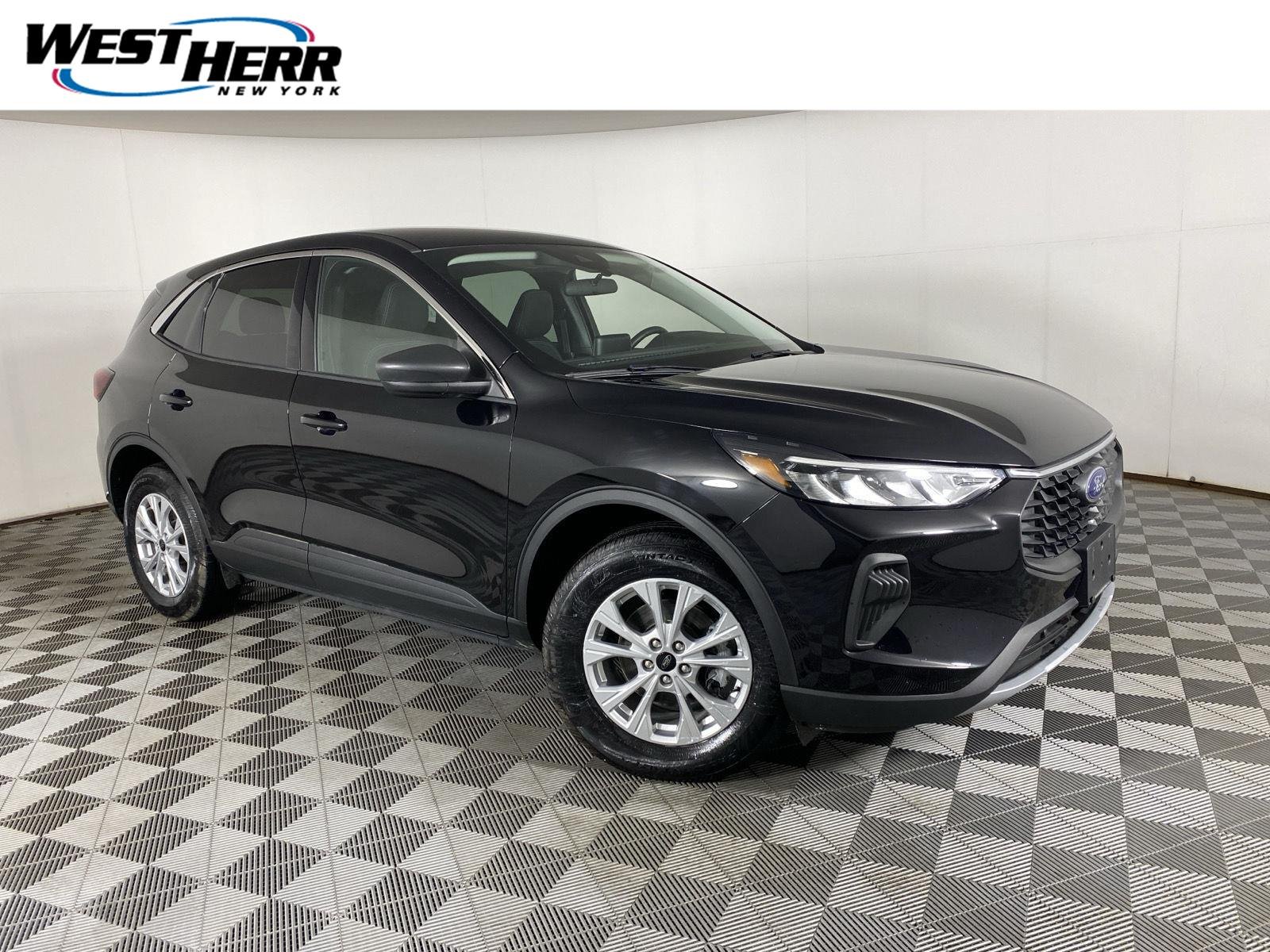Used 2023 Agate Black Ford Active image 1