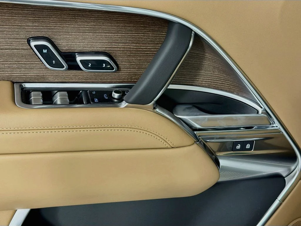 New 2026 Fuji White Land Rover SE image 18