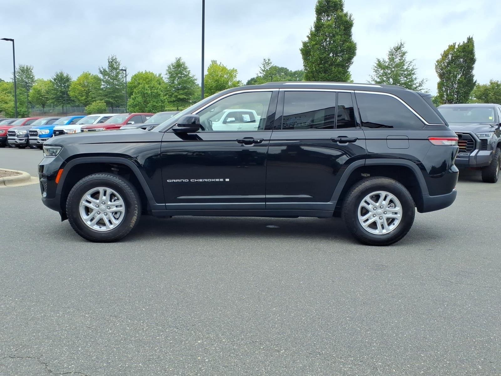 Used 2022 Diamond Black Crystal Pearlcoat Jeep Laredo image 3