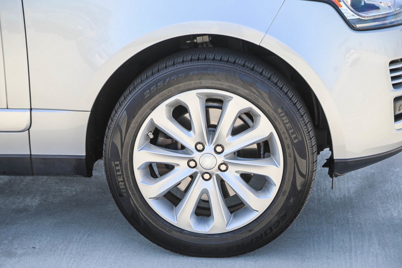 Used 2017 Indus Silver Land Rover HSE image 9