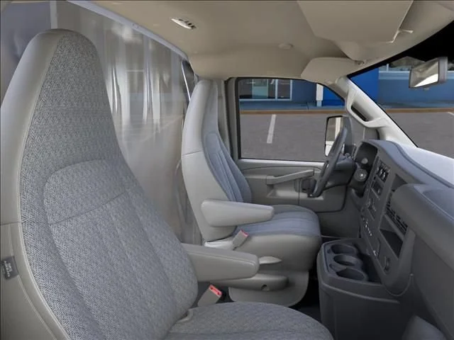New 2025 Summit White Chevrolet 1WT image 17