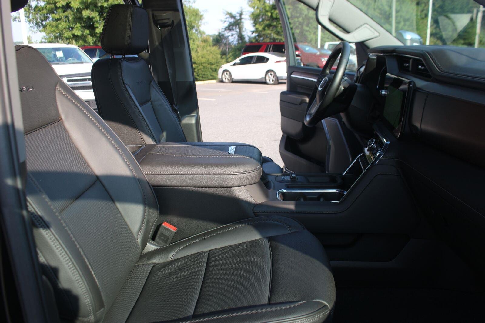 Used 2025 Onyx Black GMC Denali image 34