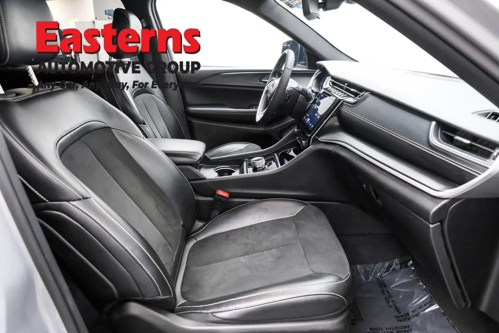 Used 2024 Silver Jeep Altitude image 23