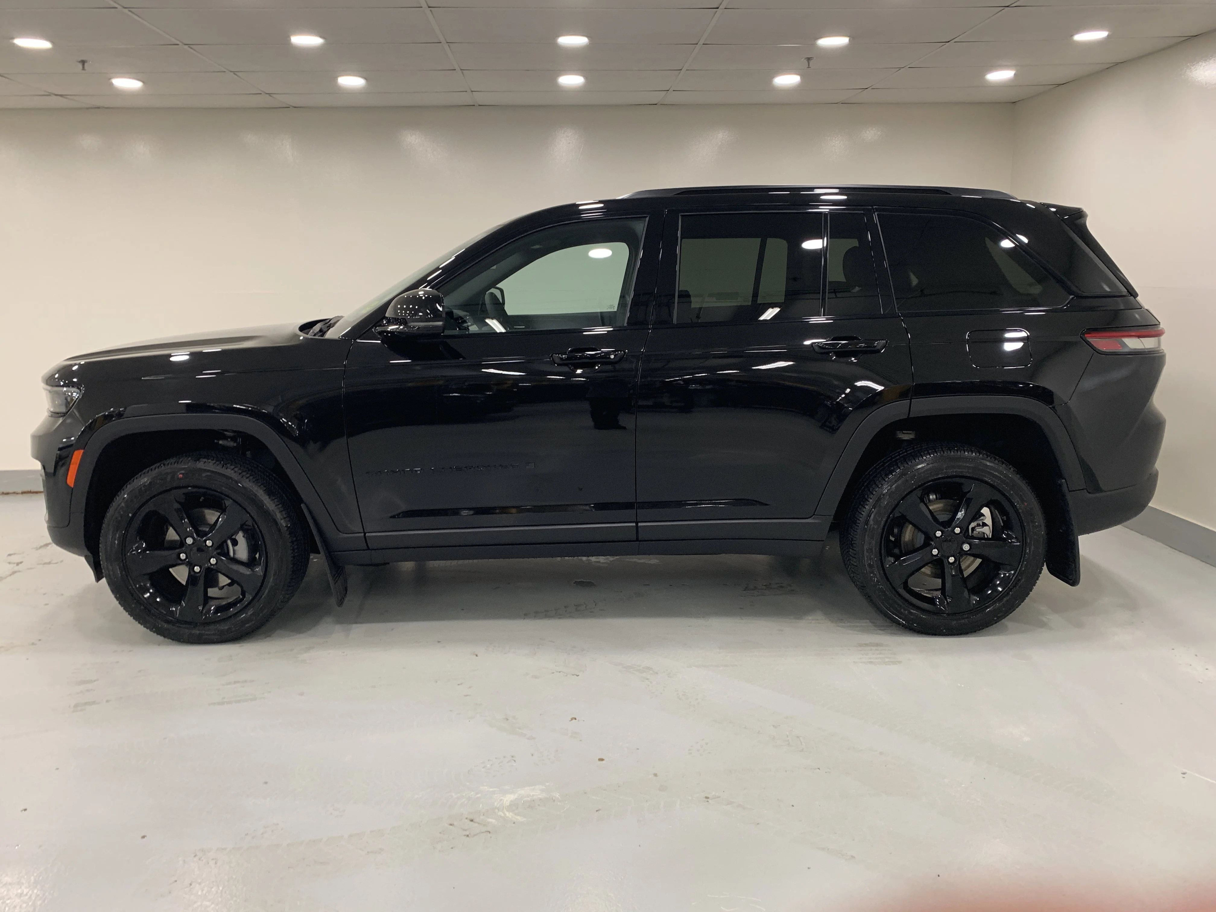 New 2025 Diamond Black Crystal Pearl Jeep Altitude image 2