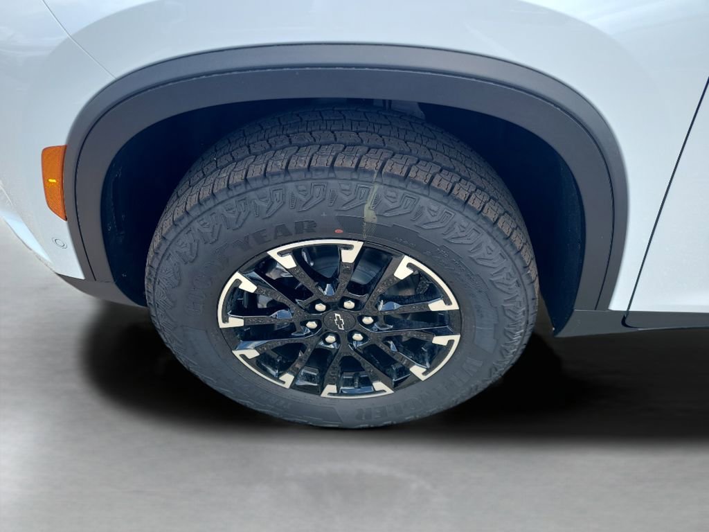 New 2026 Polar White Tricoat Chevrolet Z71 image 25