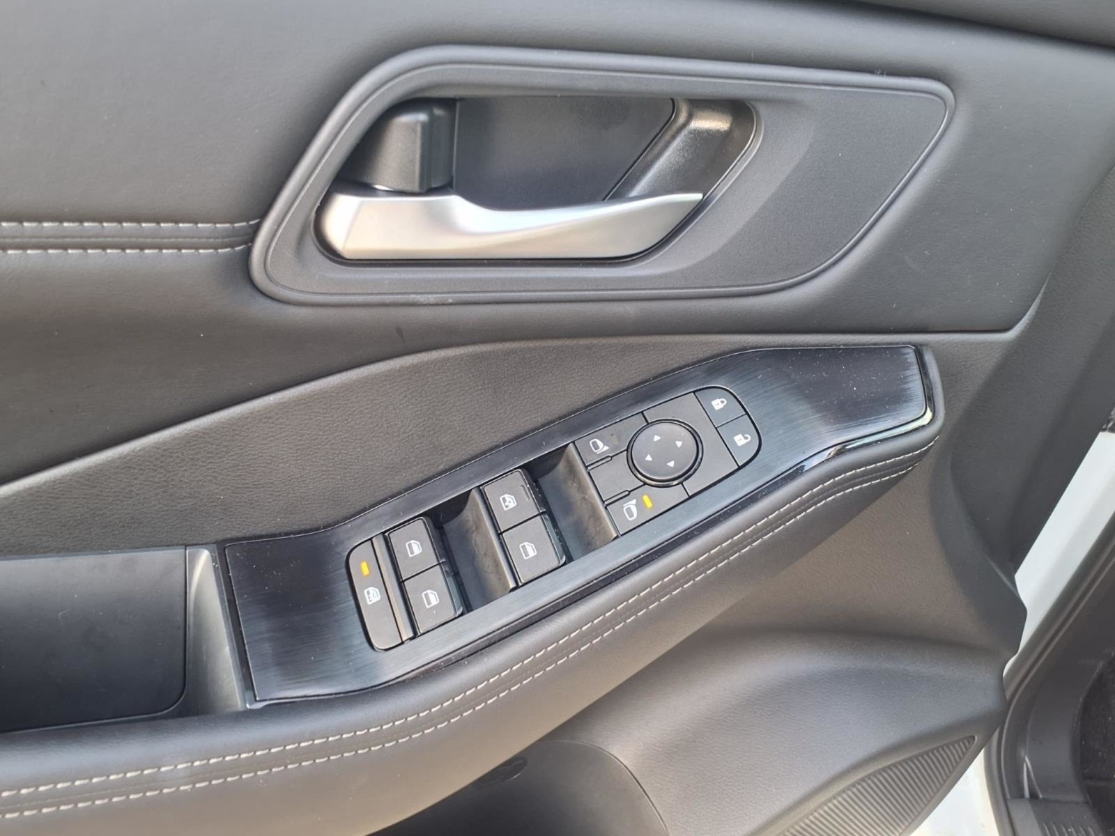 2026 Nissan Rogue photo 18 of 28