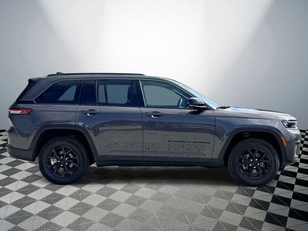 New 2026 Baltic Gray Metallic Clearcoat Jeep Altitude image 6