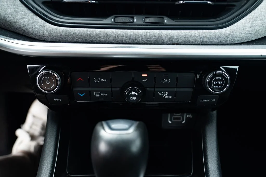 Used 2024 White Jeep Latitude image 16