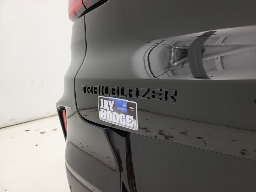 New 2026 Mosaic Black Metallic Chevrolet RS image 23