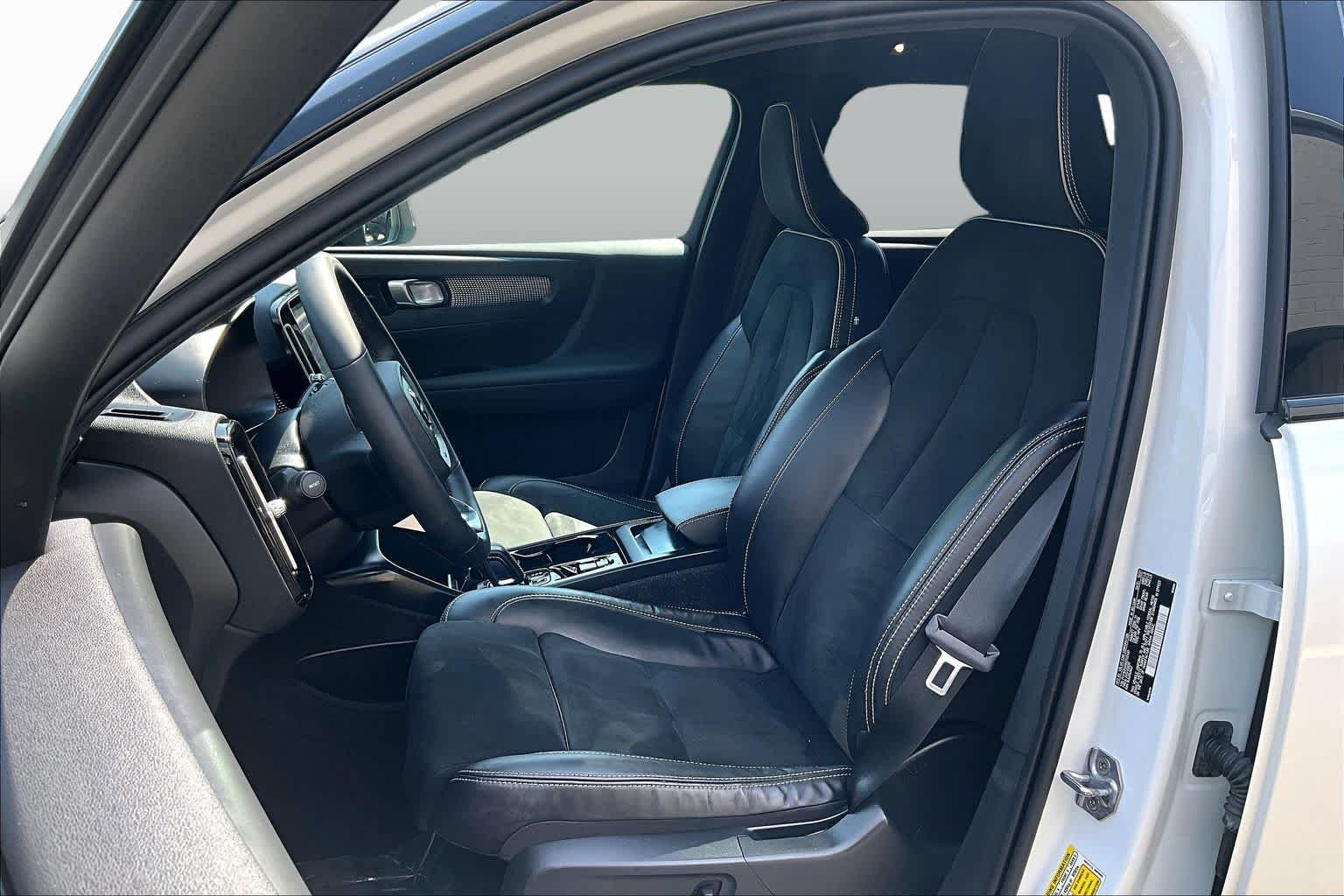 Used 2022 Crystal White Metallic Volvo R-Design image 8